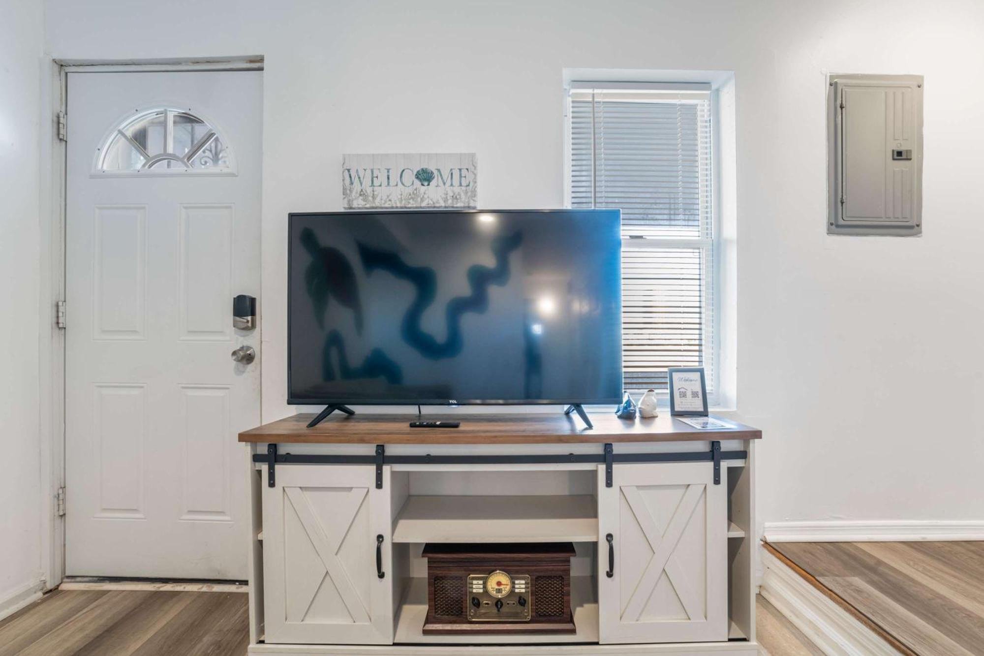Arcade Nook & New Sea Turtle Mural- 3br